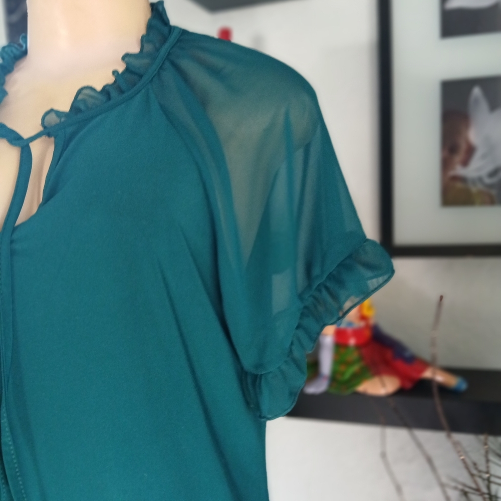 Elegant Green Ruffle Sleeve Blouse - Picture 3 of 10